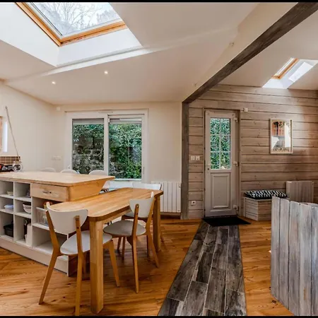 Cozy House Near The And Town Centre בית נופש