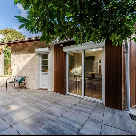 בית נופש Cozy House Near The And Town Centre