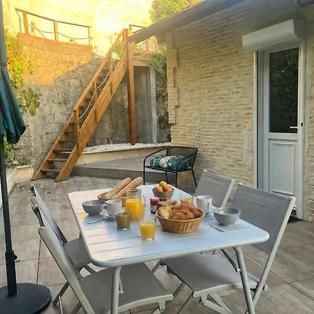 Cozy House Near The And Town Centre בית נופש